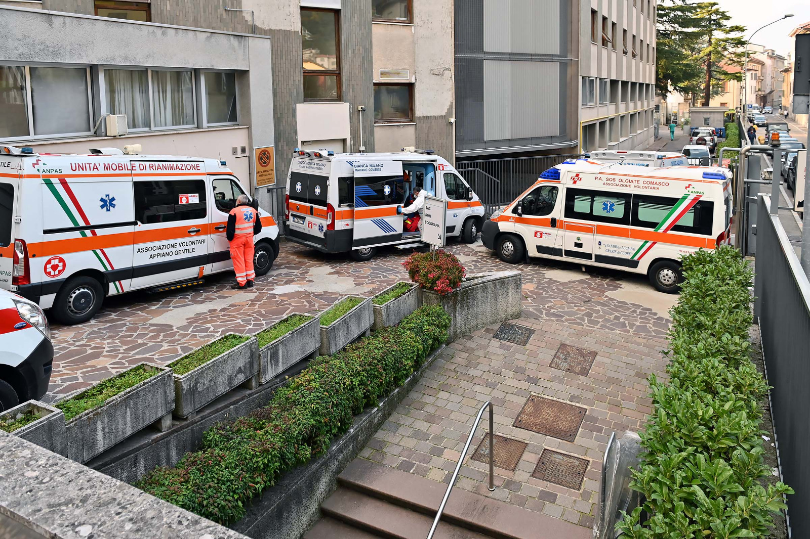 Ospedale Valduce Ambulanze In Coda Fuori Dal Pronto Soccorso