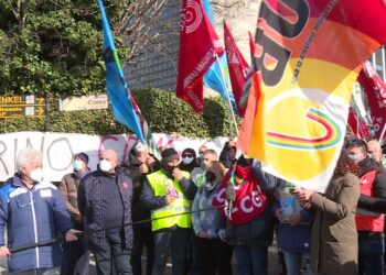 Sciopero dei lavoratori davanti al sito della Henkel di Lomazzo