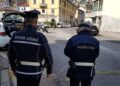 Due agenti della polizia locale di Como si occupano dei rilievi sul luogo dell'investimento di un pedone in via Manzoni a Como