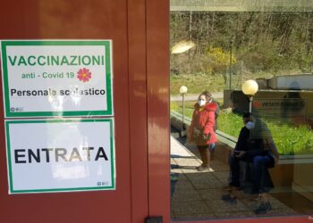 Una sede per i vaccini del personale scolastico a Como