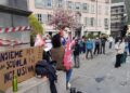 Protesta per la scuola in piazza a Como