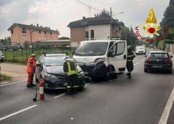 i mezzi coinvolti nell'incidente in mezzo alla strada