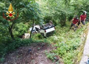 l'auto finita fuori strada