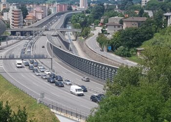 code in autostrada svizzera vicino alla dogana con l'Italia (Chiasso)