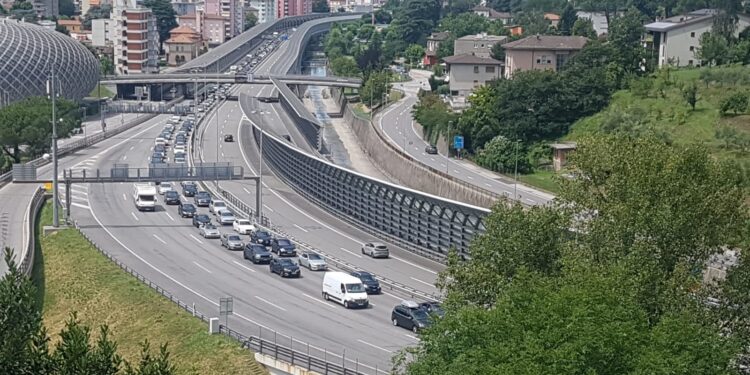 code in autostrada svizzera vicino alla dogana con l'Italia (Chiasso)