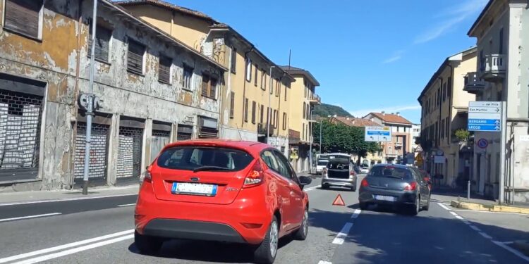 coda per auto in panne in via Napoleona, a Como