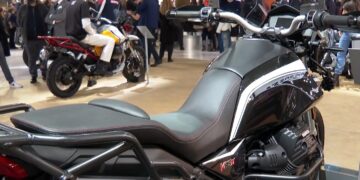 EICMA-2021-UNO-STAND-CON-UNA-MOTO-IN-PRIMO-PIANO