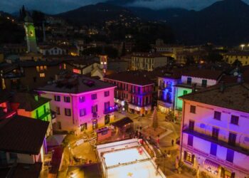 il centro di menaggio illuminato con luci colorate