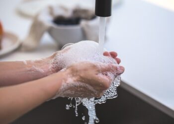 mani si lavano con il SAPONE SOTTO L'ACQUA IMPORTANTE PER COMBATTERE IL COVID O CORONAVIRUS