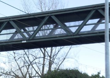 Ponte via Castelnuovo, lancio sassi