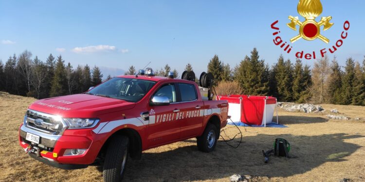 Boschi in fiamme, intervento dei vigili del fuoco sul Cornizzolo