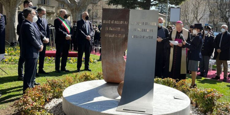 Il monumento alla memoria di Luigi Carluccio, in piazza del popolo