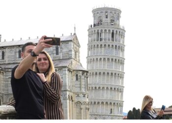 Sono fratello e sorella. Nessun danno al monumento