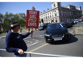 Ma fronda Tory incalza. Per Tobias Elwood voto fiducia ci sarà