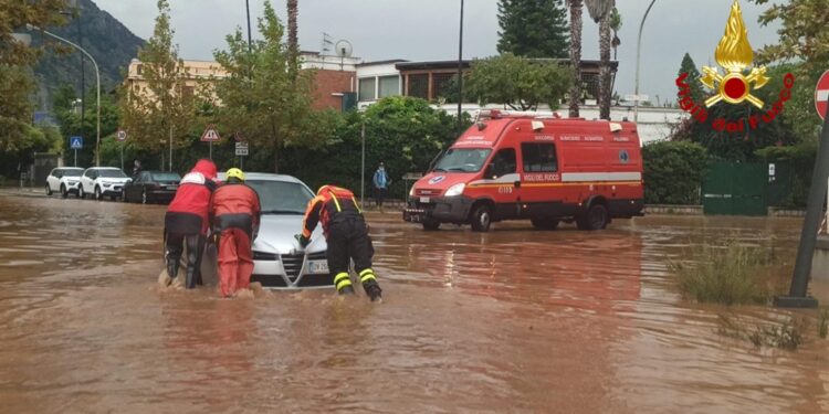 Automobilisti bloccati nei sottopassi soccorsi da sommozzatori