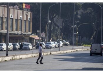 Il 19enne potrebbe essere stato sbalzato dalla moto da un dosso