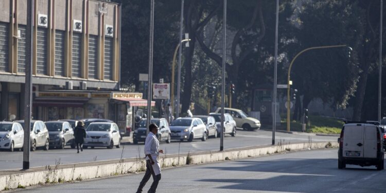 Il 19enne potrebbe essere stato sbalzato dalla moto da un dosso