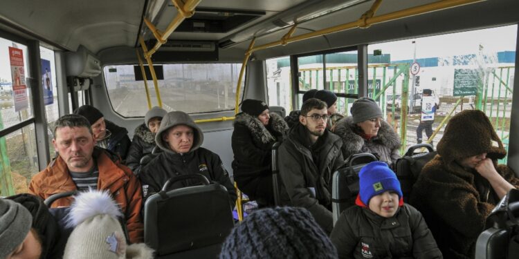 Anche 150mila bimbi. Ogni giorno 20.000 persone passano confine