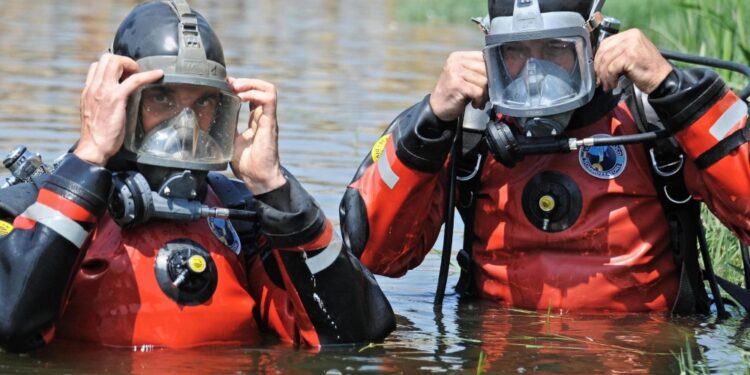 Ipotesi incidente a battuta di pesca o malore e caduta in acqua