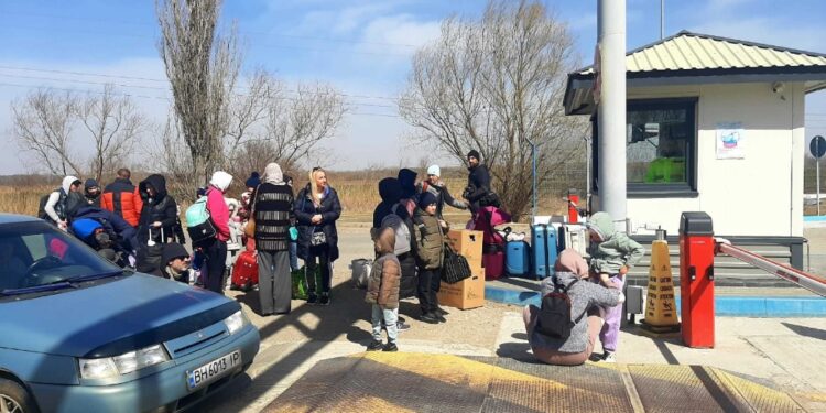 Terzo settore si "riconverte" e va a prendere i profughi in fuga