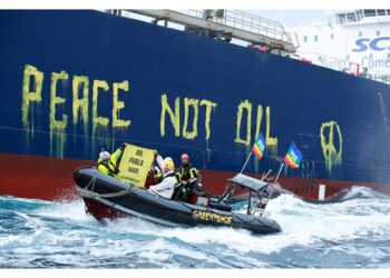 Scritta 'Peace not oil' sulla fiancata della nave