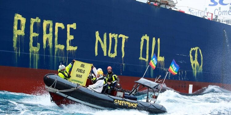 Scritta 'Peace not oil' sulla fiancata della nave