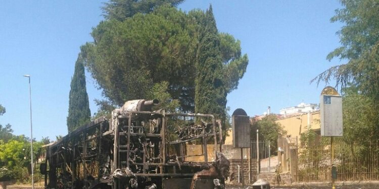 Automobilista si accorge dell'incendio e avvisa il conducente