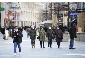 Cade l'obbligo in supermercati e sui mezzi pubblici