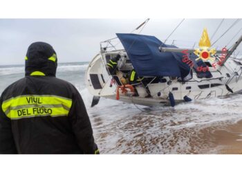 Tra loro donne e bambini. Erano su barca a vela che si é arenata