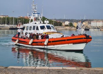 Soccorsi da Guardia costiera mentre erano alla deriva