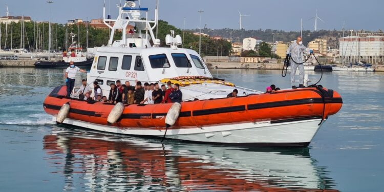 Soccorsi da Guardia costiera mentre erano alla deriva