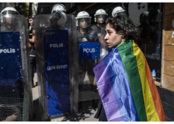 La polizia ha disperso la manifestazione che era stata vietata