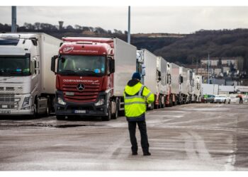 Blocchi all'ingresso delle zone industriali. 'Aumentare salari'