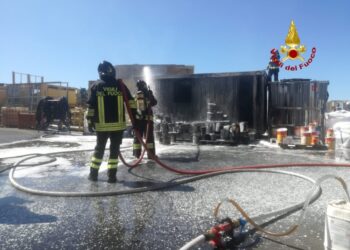 Vigili del fuoco hanno spento il rogo e lo mettono in sicurezza