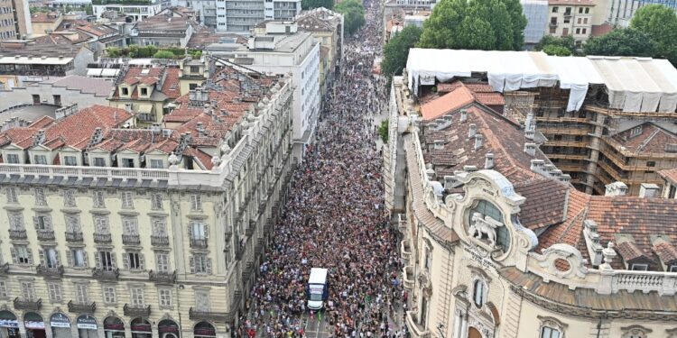 Tantissimi giovani nel 'serpentone colorato'