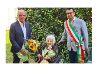 E lui si presenta nella casa di riposo con un mazzo di fiori