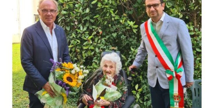 E lui si presenta nella casa di riposo con un mazzo di fiori