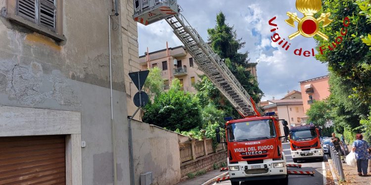 intonaco e tegole pericolanti vigli del fuoco al lavoro