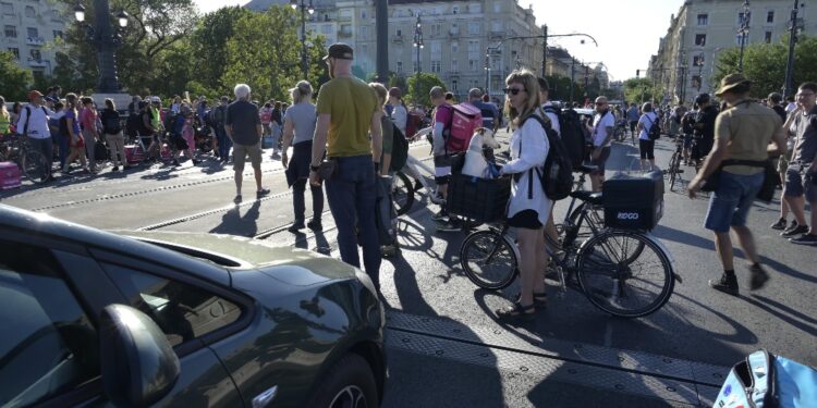 Da sei giorni consecutivi centinaia manifestano in piazza