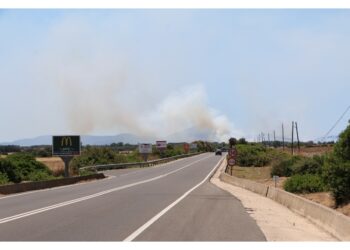 Due elicotteri e le squadre a terra impegnati nello spegnimento