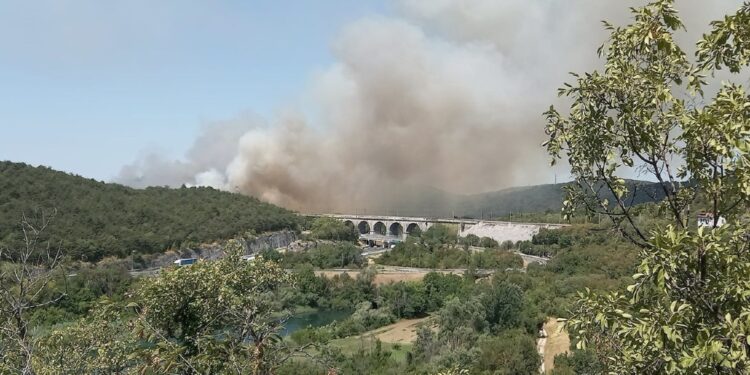 Assenza di vento favorisce operazioni spegnimento