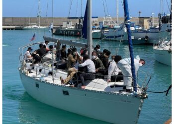 Arrivati su barca a vela che si è arenata sulla spiaggia