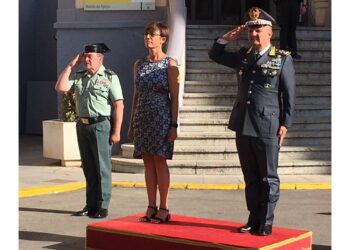 Il generale decorato dalla Guardia Civil spagnola