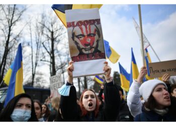 'Terrorussia' su striscione.'Si dichiari Mosca Stato terrorista'