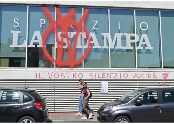 Scritte no war e no vax su sede del quotidiano a Torino