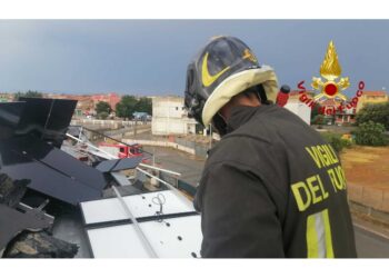 Persone bloccate in auto in strade allagate e tetti in sicurezza