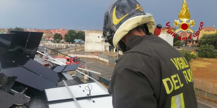 Persone bloccate in auto in strade allagate e tetti in sicurezza