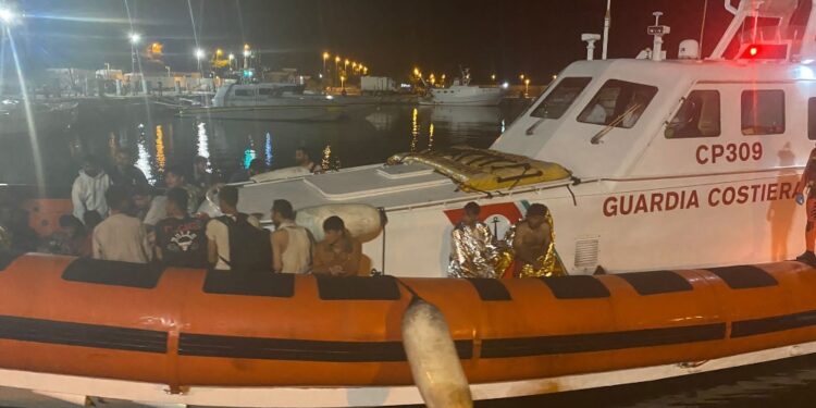 Salvati da barca a vela in avaria a 35 miglia dalla costa