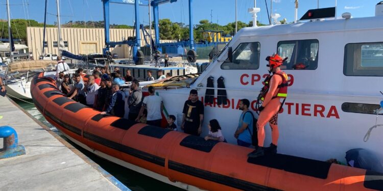 Soccorsi da Guardia costiera a 107 miglia dalla costa