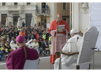 Francesco saluta i familiari delle vittime del terremoto